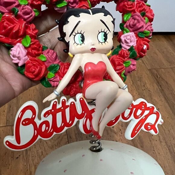 Vandor Betty Boop Bed of Roses Bobber - Picture 6 of 7